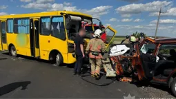 Зіткнення з автобусом на Волині: один із постраждалих помер у лікарні, поранено 5 дітей (фото)