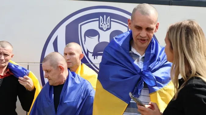Обмін полоненими: в Україну повернулися 103 українські воїни (фото)