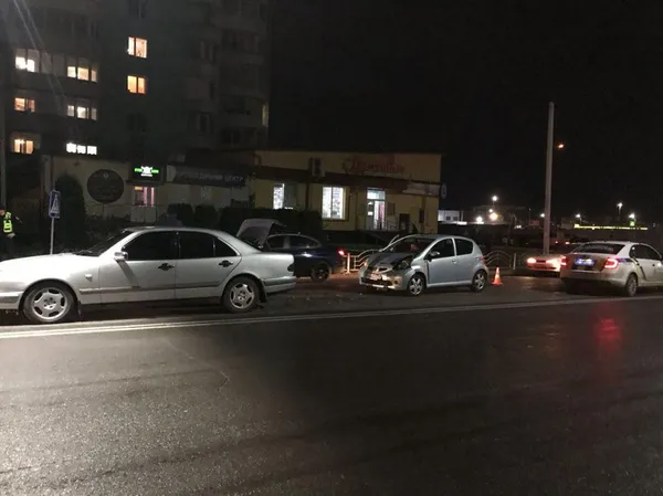 У Луцьку Toyota «поцілувала» задній бампер легковика  (фото)