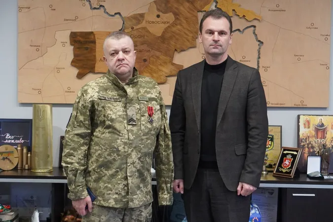 Втратив руку, та не дух: волинський боєць отримав «Золотий Хрест» від Залужного