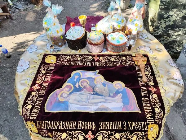 Сповідь, причастя й освячені паски: «волинська сотка» зустріла Великдень на передовій (фото)