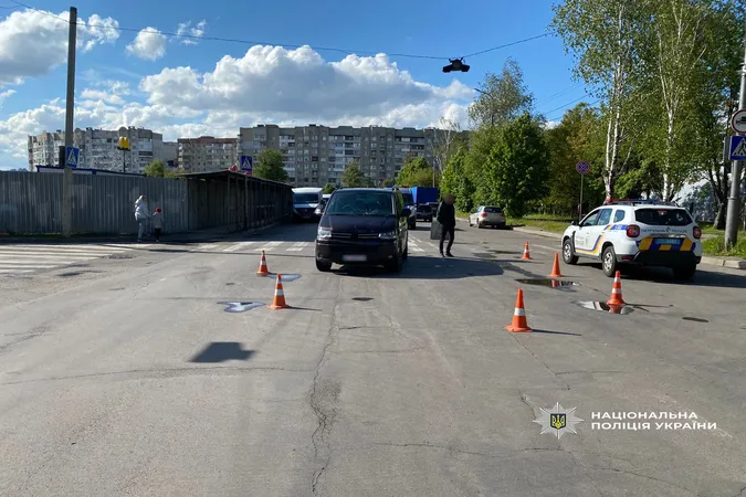 У Луцьку бус збив дитину на переході (фото)