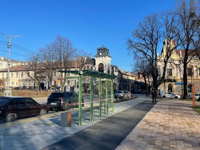 У Чернівцях переносять щойно встановлену зупинку, бо там не їздить транспорт