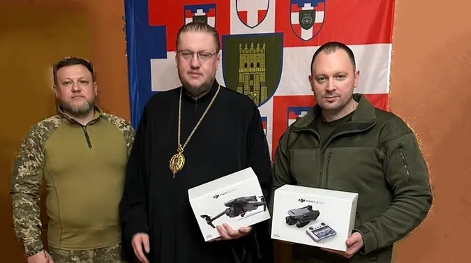 Володимирський владика привіз для волинських бійців три «мавіка» (фото)
