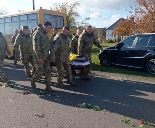 Іваничівська громада віддала останню шану загиблому Герою Андрію Бобаку