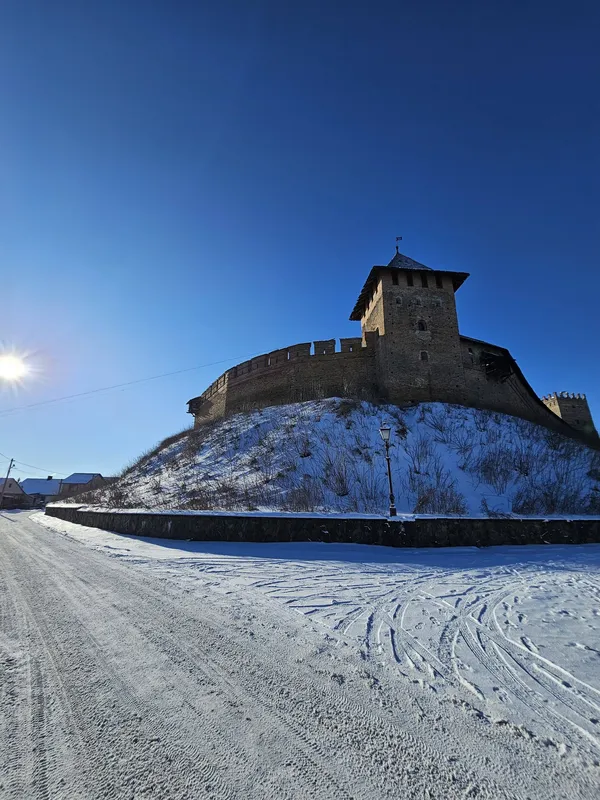 Кликуни несуть світло: показали мальовничі ранкові пейзажі Луцька (фото)