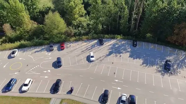 У Луцьку нанесли креативну розмітку на паркінгу нестандартної форми (фото, відео)