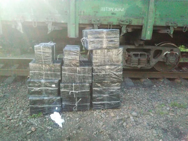 На Волині у вагонах з рудою знайшли 12 тисяч пачок сигарет (фото)