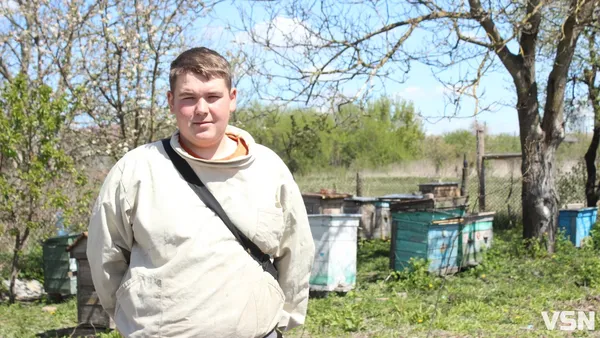 15-річний пасічник з Волині самотужки виготовляє вулики й мріє про 50 бджолосімей (фото)