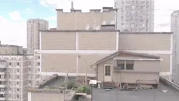 У Києві пенсіонер збудував «будиночок Карлсона» на даху багатоповерхівки (фото)