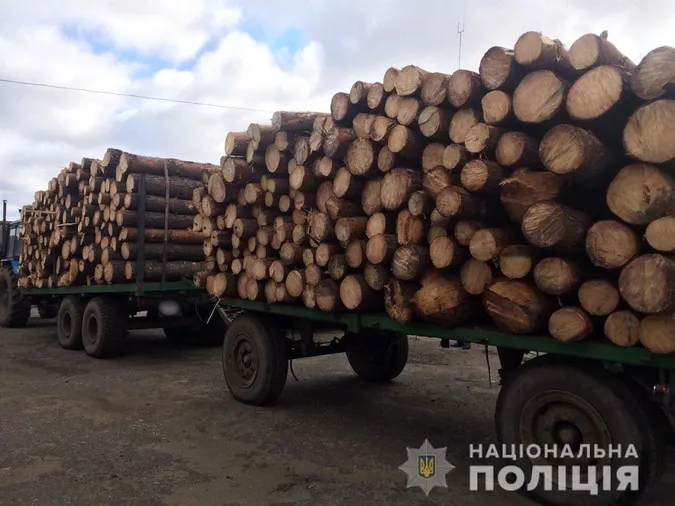 На Волині патрульні зупинили трактор із сумнівною деревиною (фото)