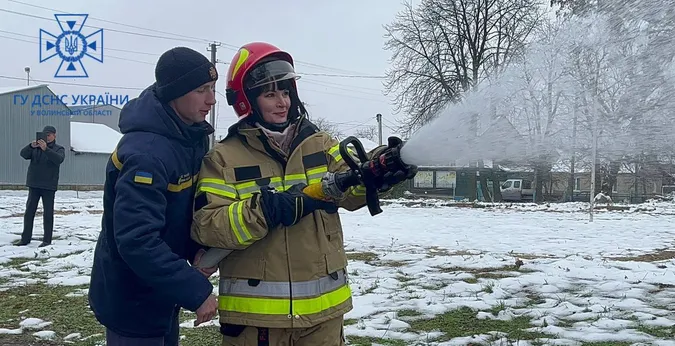 Волинські рятувальники вчили вогнеборців-добровольців гасити пожежі (фото)