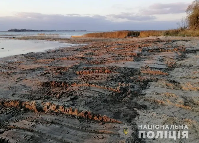 Хотів облаштувати пляж: поліція затримала крадія піску зі Світязю (фото)