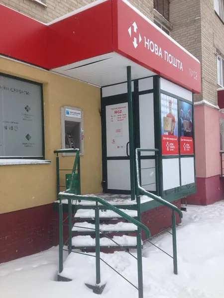 «Кому треба, той долізе»: як луцькі підприємці «чистяться» від снігу (фото)