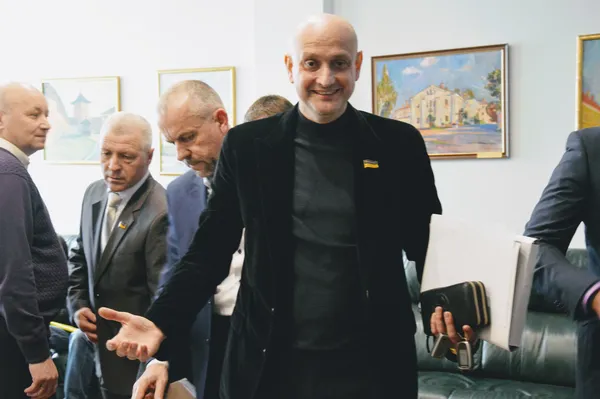 «Чого ти мене стільки фотографуєш?», – питає Ткачук