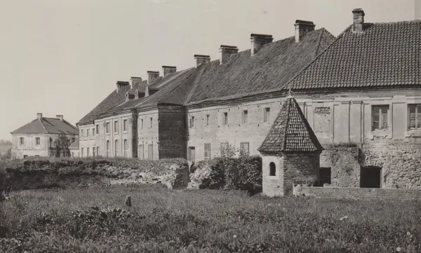 Унікальні фото Олики 1920-х років: показали рідкісний знімок найдавнішого костелу Волині