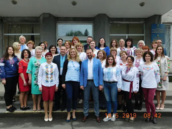День вишиванки: відомі волиняни одягнули сорочки (фото)