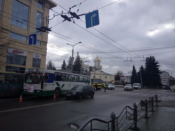 У центрі Луцька тролейбус протаранив дві маршрутки (фото)