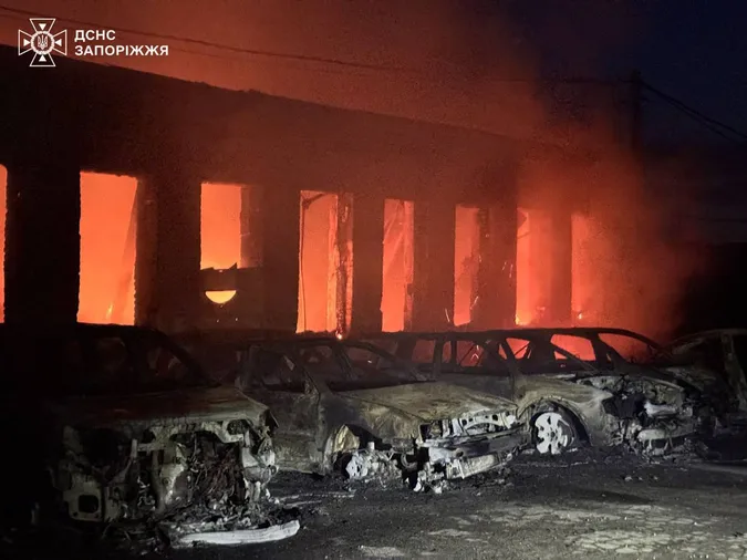 Пожежі, зруйновані склади, вибиті вікна: росіяни вночі атакували Запоріжжя (фото)