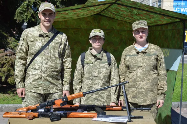 У Луцьку закликають вступити у війська ЗСУ