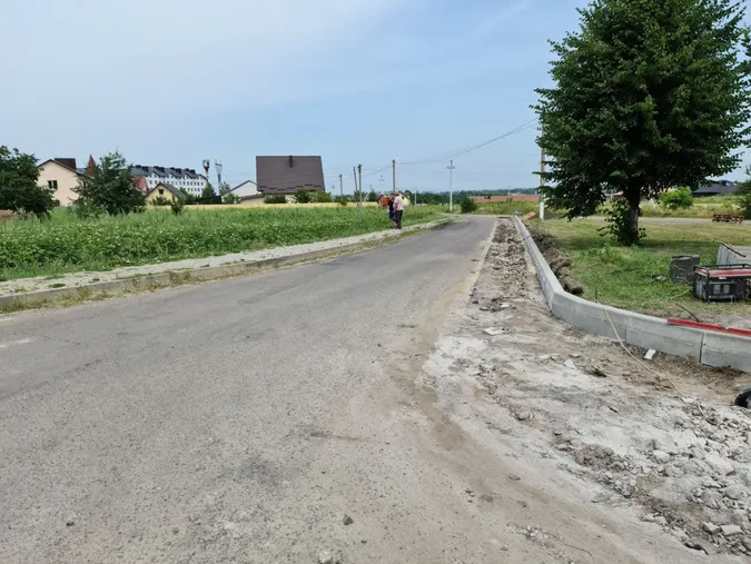 Наче нова: показали, як дрібний ремонт змінив дорогу у селі під Луцьком (фото)