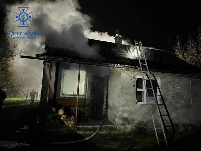 Був непритомний: на Волині з пожежі врятували чоловіка (фото, відео)