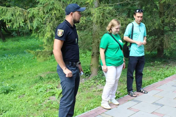 Патрульні в Луцьку нищили рекламу наркотиків (фото) 