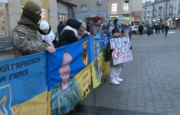 Захар Бабак тримає в руках плакат. Суспільне Луцьк