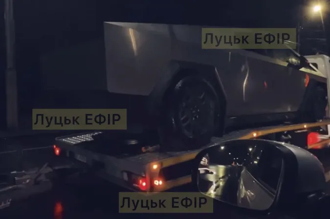 На вулицях Луцька помітили Tesla Cybertruck (відео)