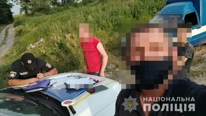«Спалився» через сміття: на Волині водій без «прав» хотів дати патрульним хабара