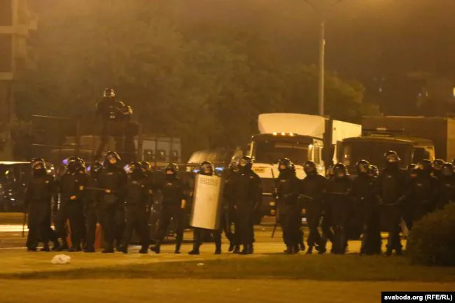 Натовп, кров, дим: протест у Білорусі (фото 18+)