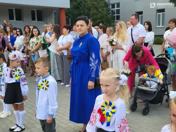 1 вересня у луцькому ліцеї №10: лінійка для першачків та випускників (фото)