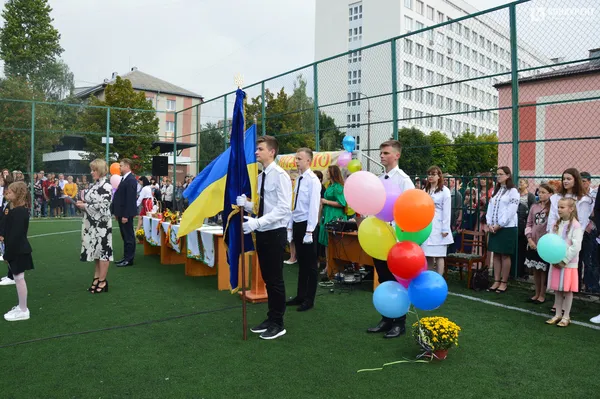 Квіти, вітання та першачки: у луцькій школі №9 пролунав перший дзвоник (фото)