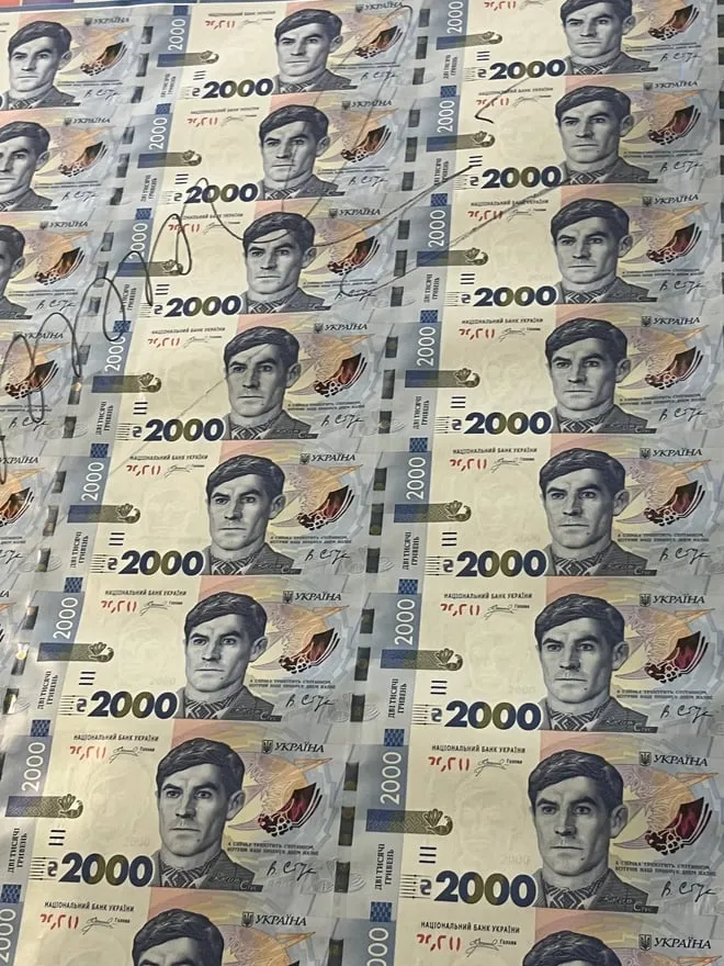 В Україні вводять в обіг банкноту номіналом 2000 грн (фото)