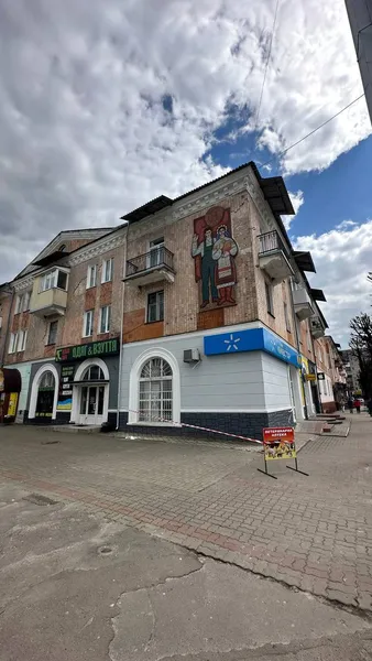 У Нововолинську шматок балкона впав на тротуар (фото)