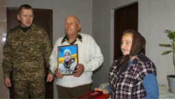 Батькам загиблого гвардійця з Оленівки вручили орден «За мужність» (фото)