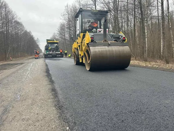 На Волині за тиждень залатали понад 25 тисяч «квадратів» ям: де тривають ремонти (фото)