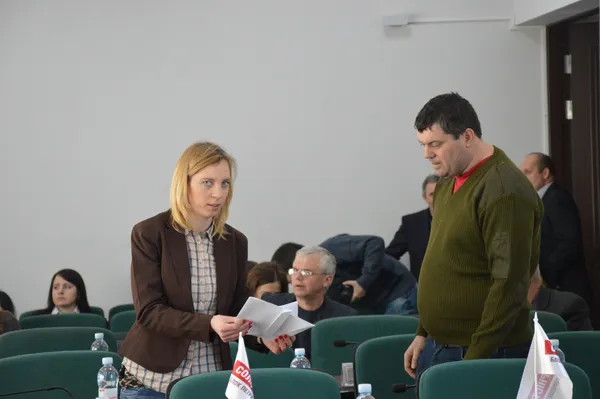 Громадські активісти розставляють таблички з написом «Поки що депутат»