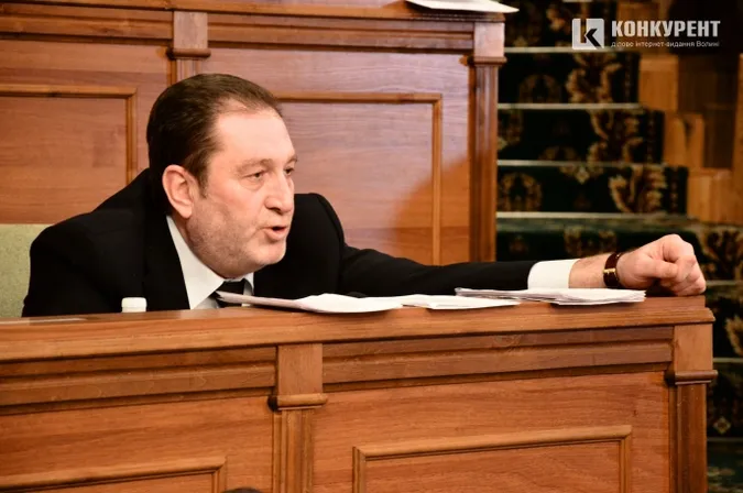 Комусь пахне, а комусь смердить,  – Василь Столяр про політику і політиків