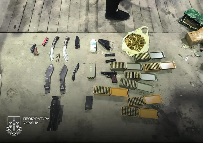 Автомати, гранати та 2400 набоїв: на Волині викрили канал збуту зброї (фото)