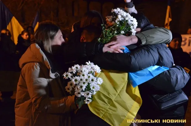 У Луцьку живим ланцюгом зустріли захисника з полону Віталія Войтича (фото)