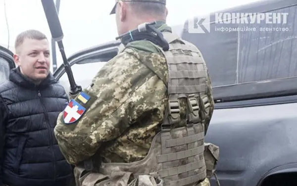 Позашляховик для ЗСУ: у Луцьку волонтери передали авто військовим (фото, відео)