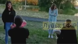 Зворушлива мить: на Волині двоє хлопців одночасно зробили пропозиції (відео)