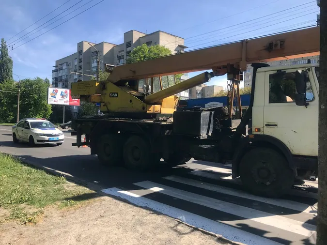 У Луцьку на переході вантажівка збила маму з немовлям (фото)