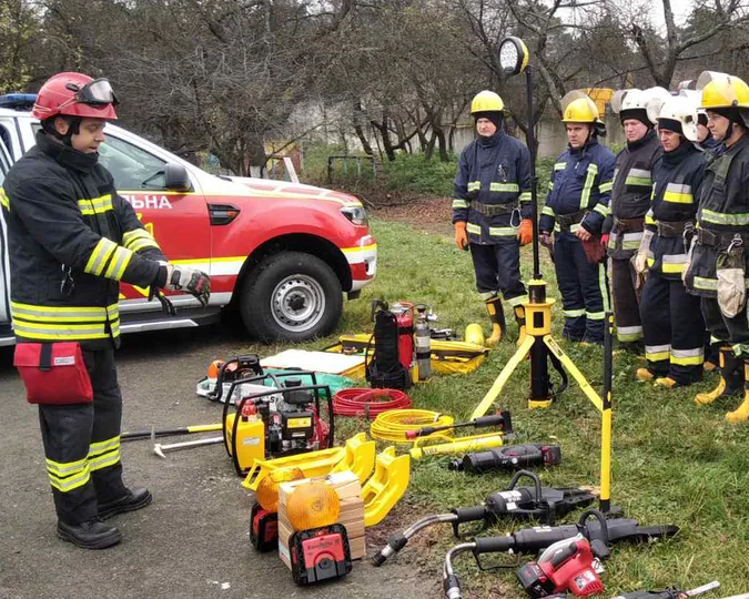 Волинські рятувальники вчилися працювати з новим автомобілем (фото)