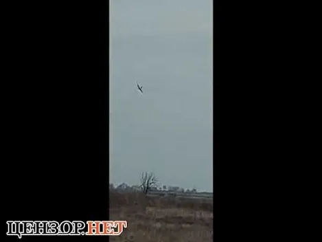 Український пілот скерував підбитого літака у ворожу колону (відео)