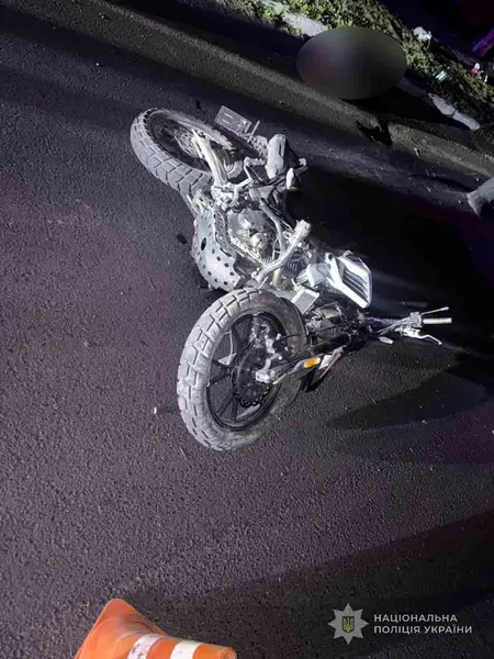 На Волині – смертельна ДТП: мотоцикліст врізався в електроопору