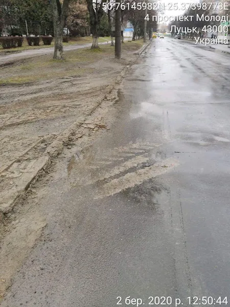 У Луцьку на проспекті Молоді будівельники нанесли багнюки на дорогу (фото)