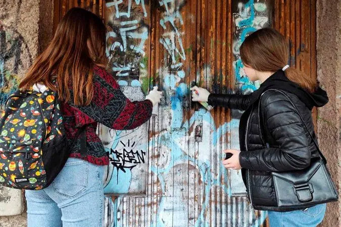 У Луцьку гвардійці та активісти позамальовували рекламу наркотиків (фото)