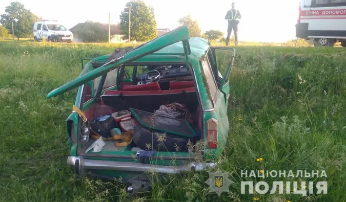 ДТП з потерпілими: на Волині ВАЗ злетів у кювет і перекинувся (фото)